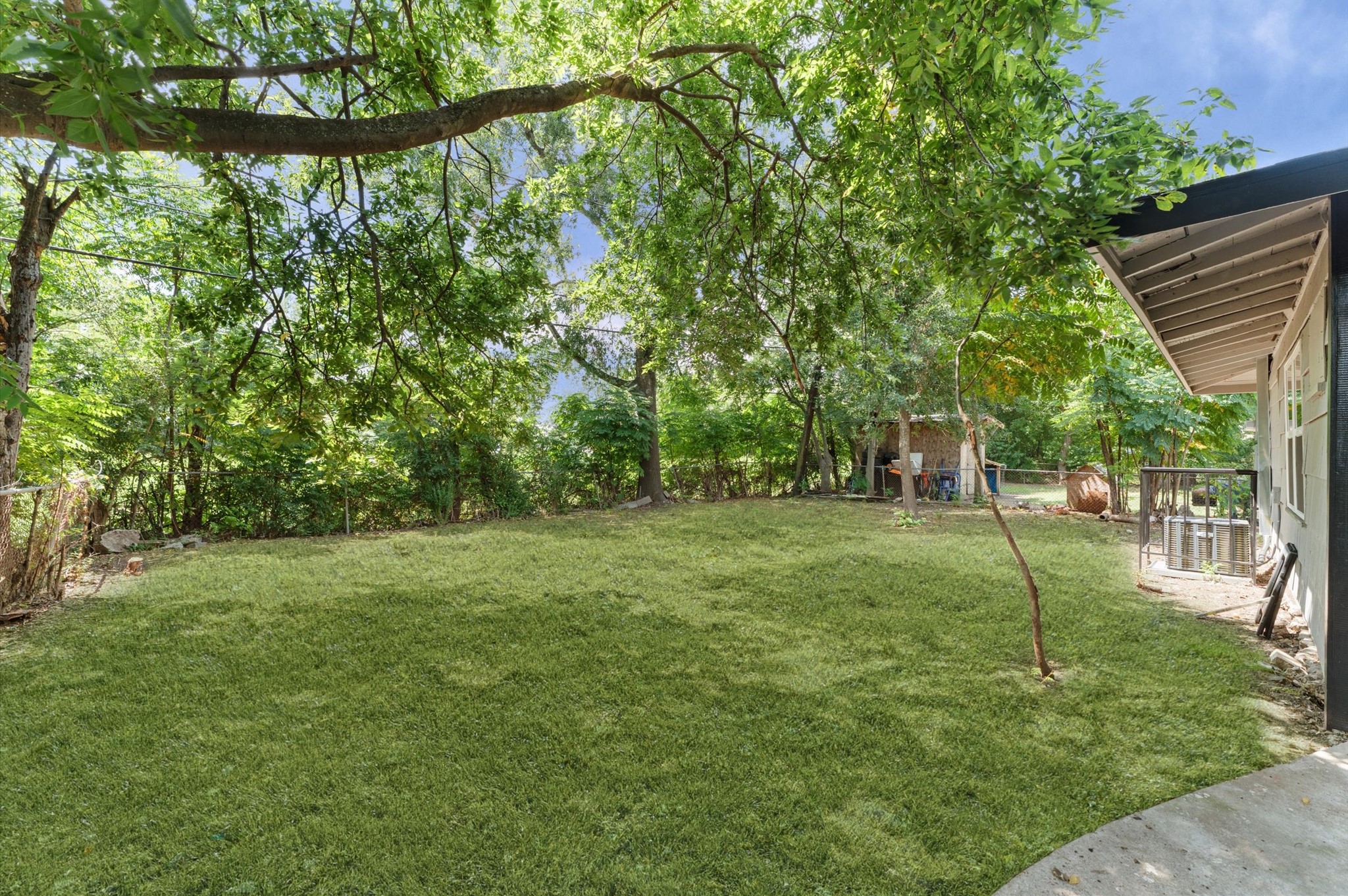 6515 Beekman Road Houston, TX 77021 - Photo 29 of 30 a view of a backyard with large trees