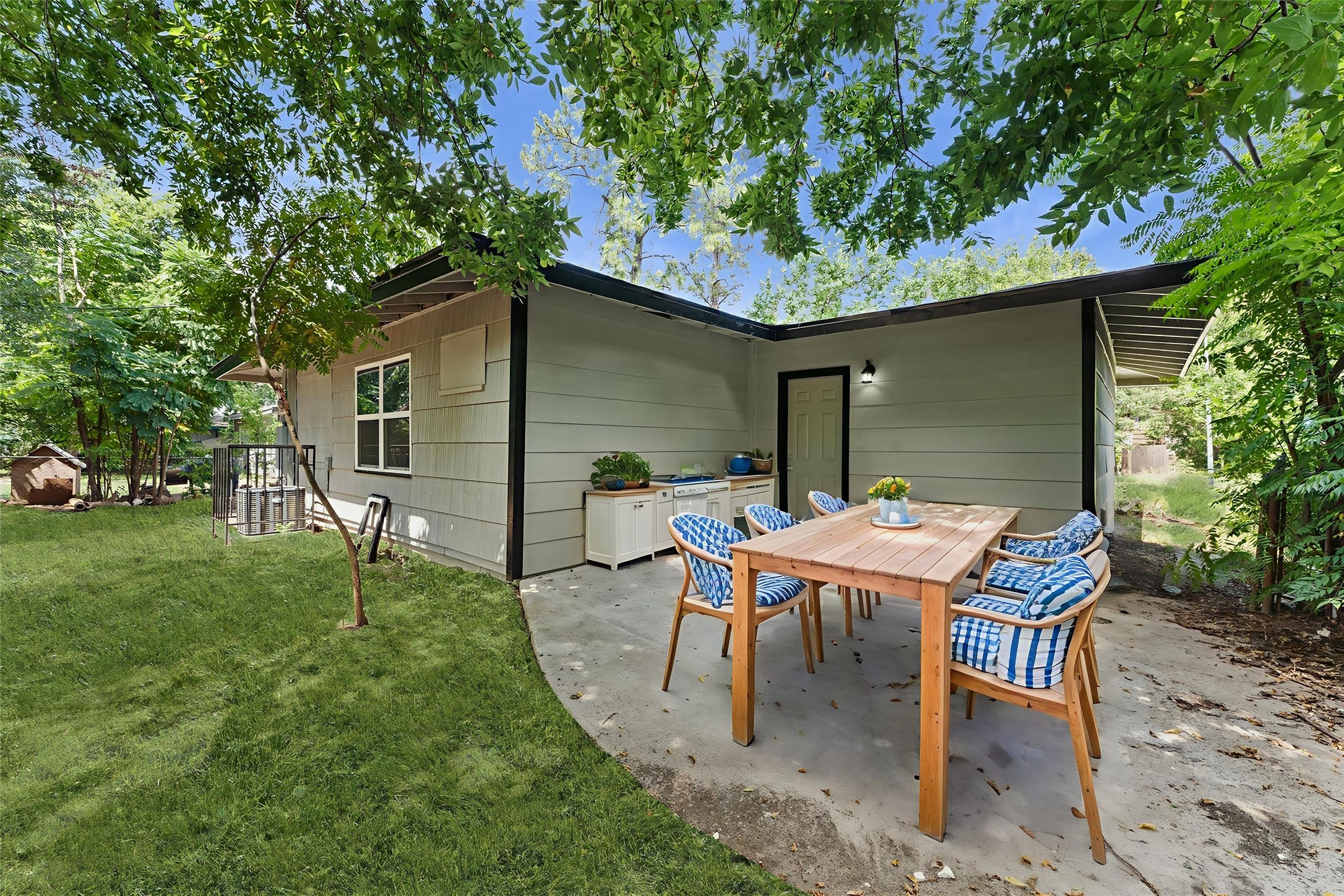 6515 Beekman Road Houston, TX 77021 - Photo 4 of 30 a backyard of a house with table and chairs