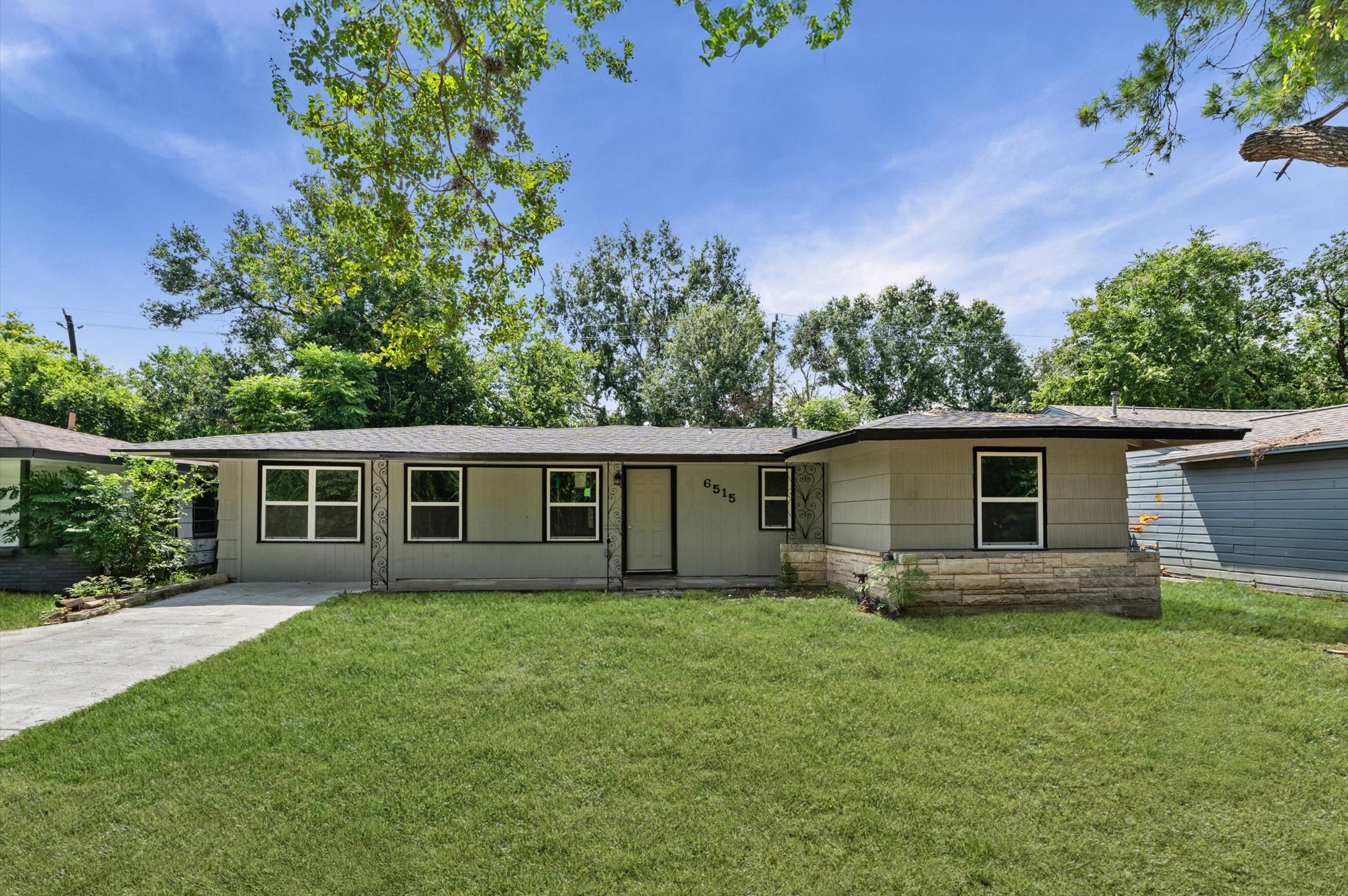 6515 Beekman Road Houston, TX 77021 - Photo 5 of 30 front view of house with a yard