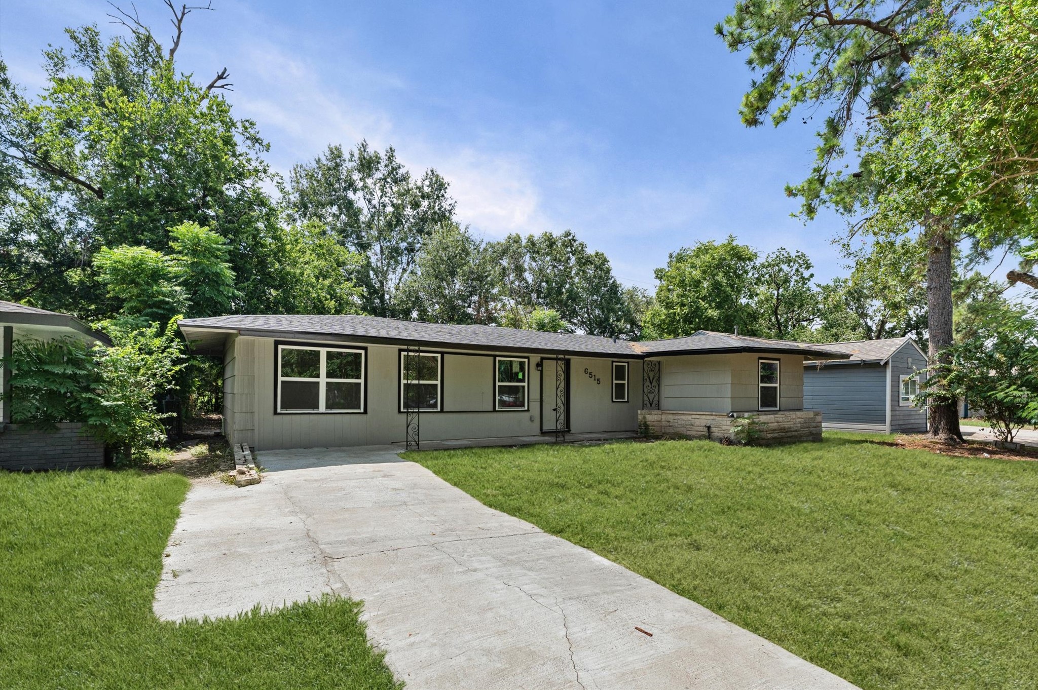 6515 Beekman Road Houston, TX 77021 - Photo 6 of 30 front view of a house with a yard