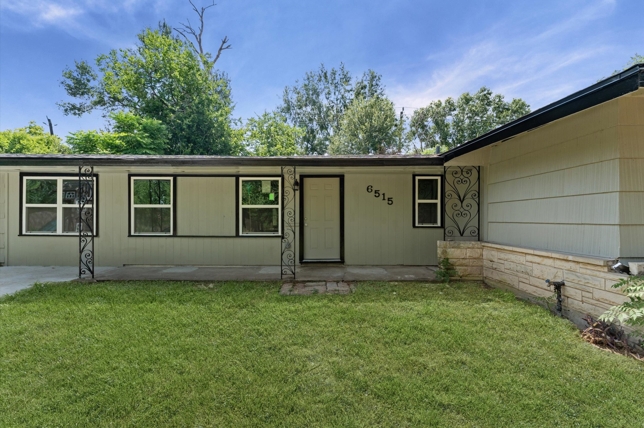 6515 Beekman Road Houston, TX 77021 - Photo 7 of 30 a house with a tree in front of it
