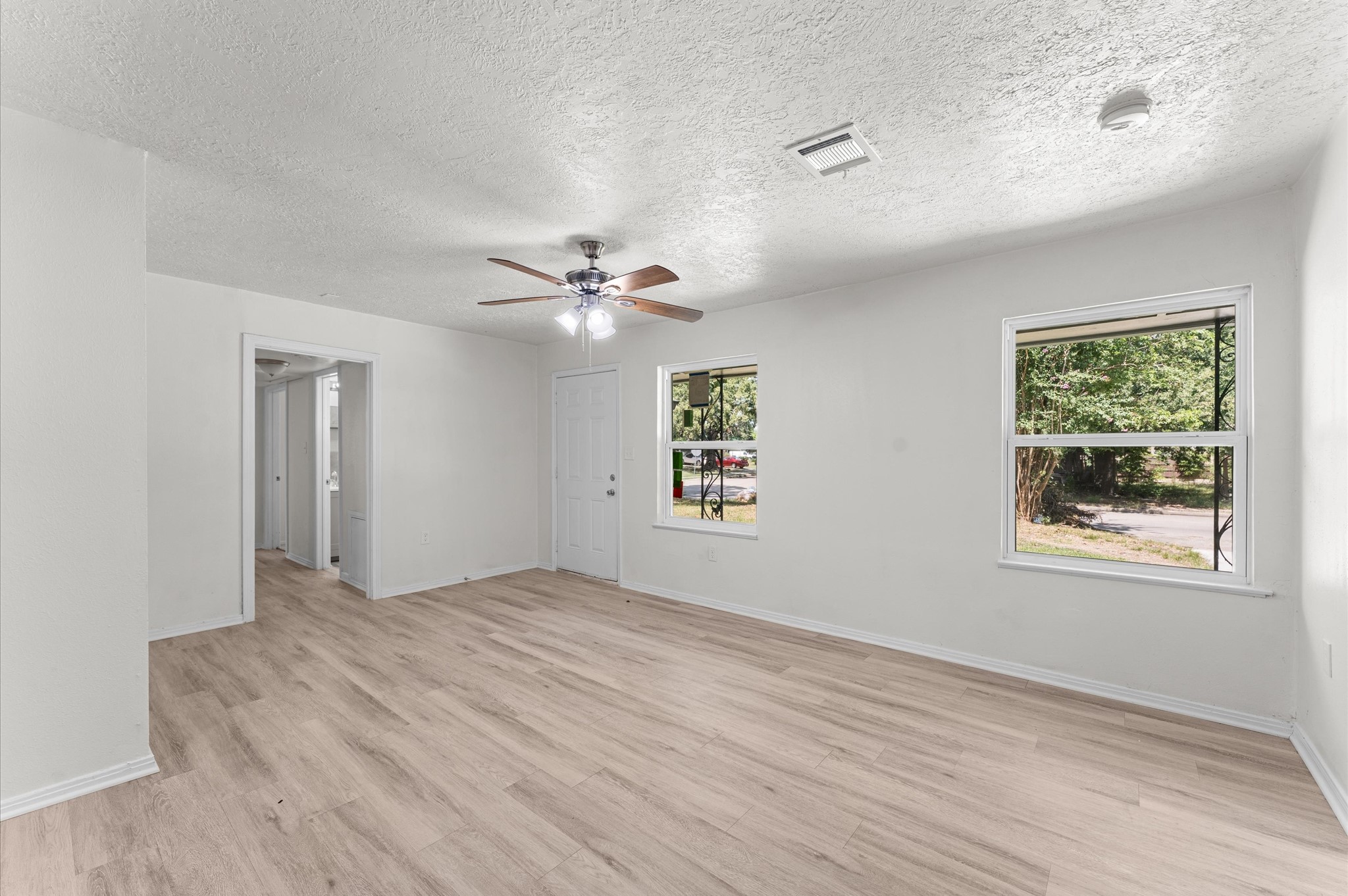 6515 Beekman Road Houston, TX 77021 - Photo 10 of 30 a view of an empty room with a window