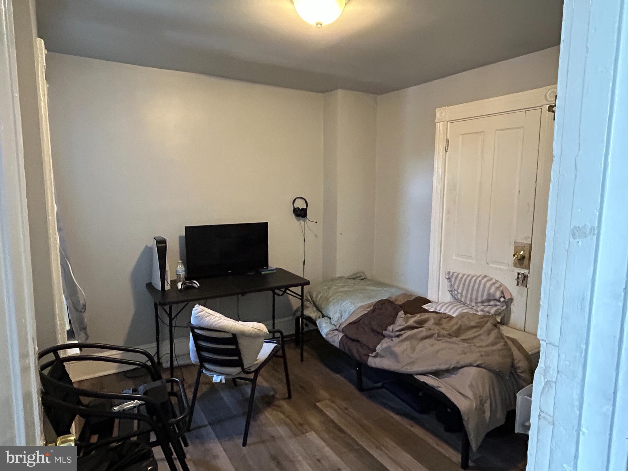 348 South Queen Street Lancaster, PA 17603 - Photo 19 of 25 Cozy room with modern essentials.