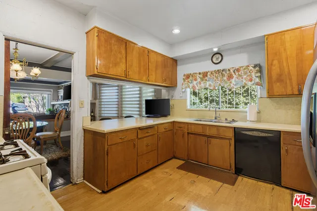 $1,159,888 | 2114 West 28th Street, Los Angeles, CA 90018