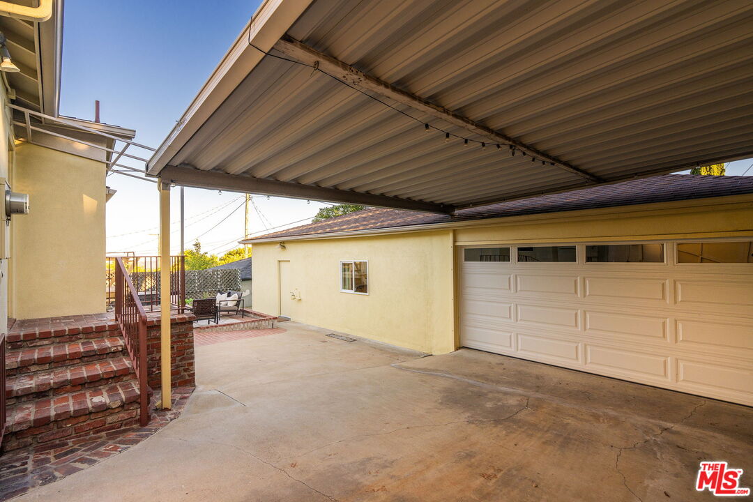 3330 Paraiso Way La Crescenta, CA 91214 - Photo 29 of 38 a view of garage