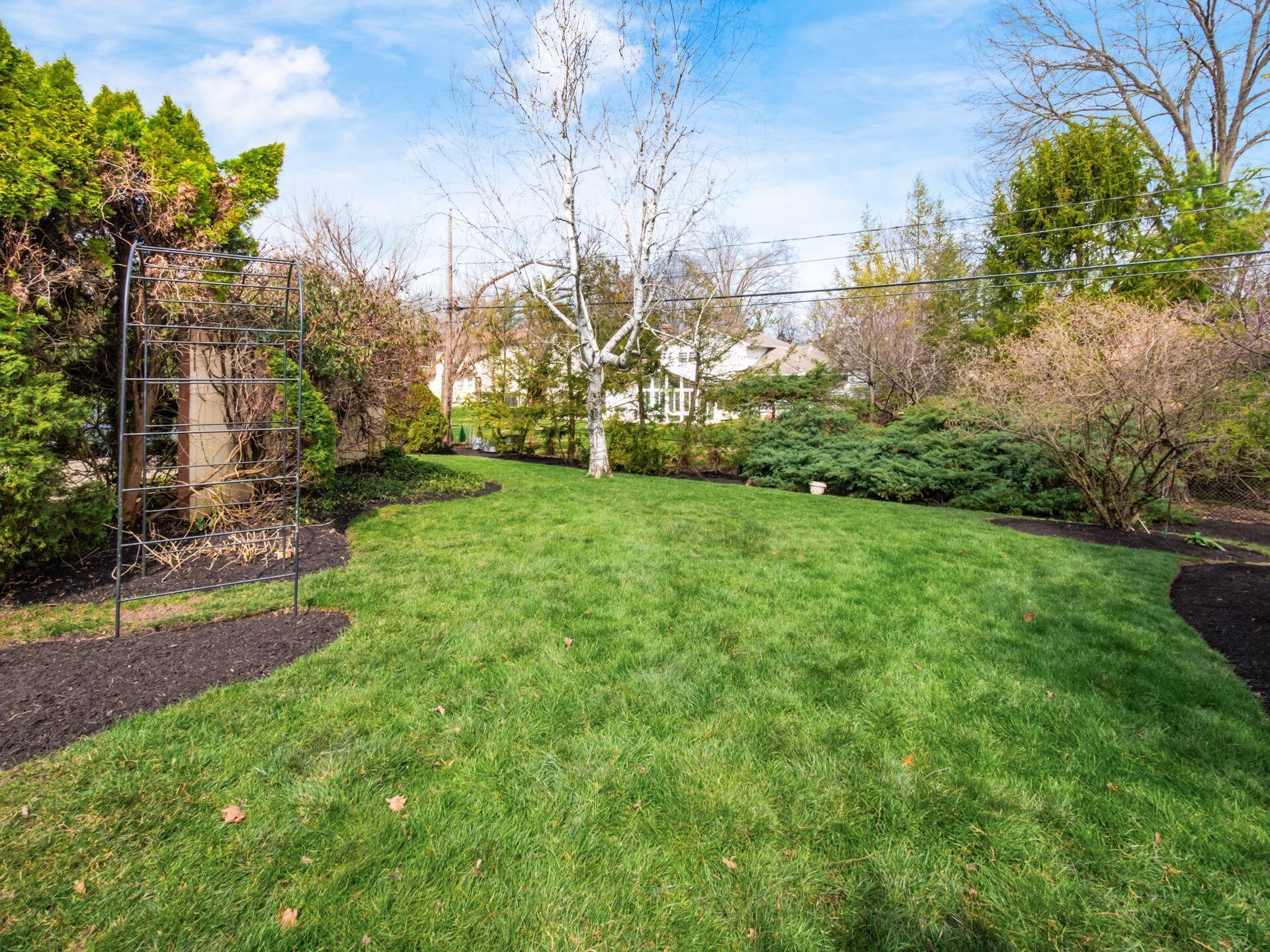 880 Lynbrook Road Columbus, OH 43235 - Photo 7 of 59 Professionally landscaped and mulched!
