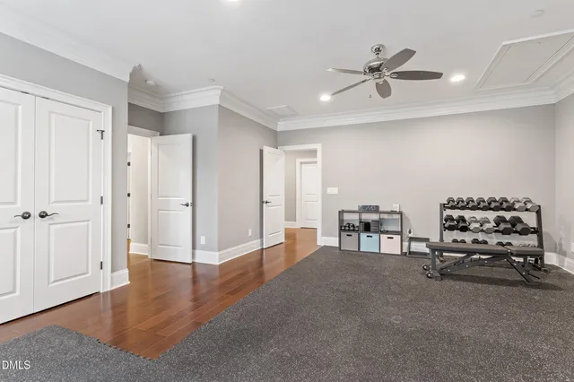 a view of livingroom with furniture