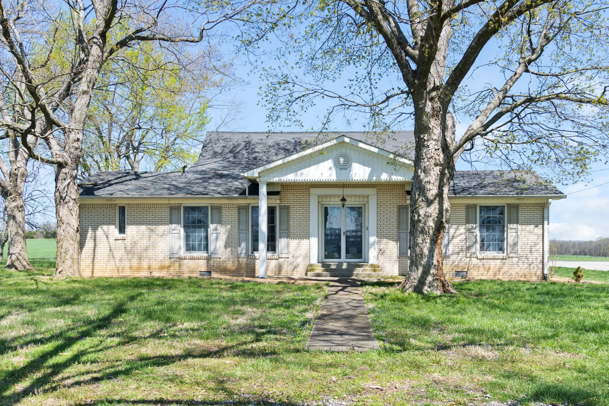 5150 Cadiz Road Hopkinsville, KY 42240 - Photo 1 of 45 front view of a house with a yard