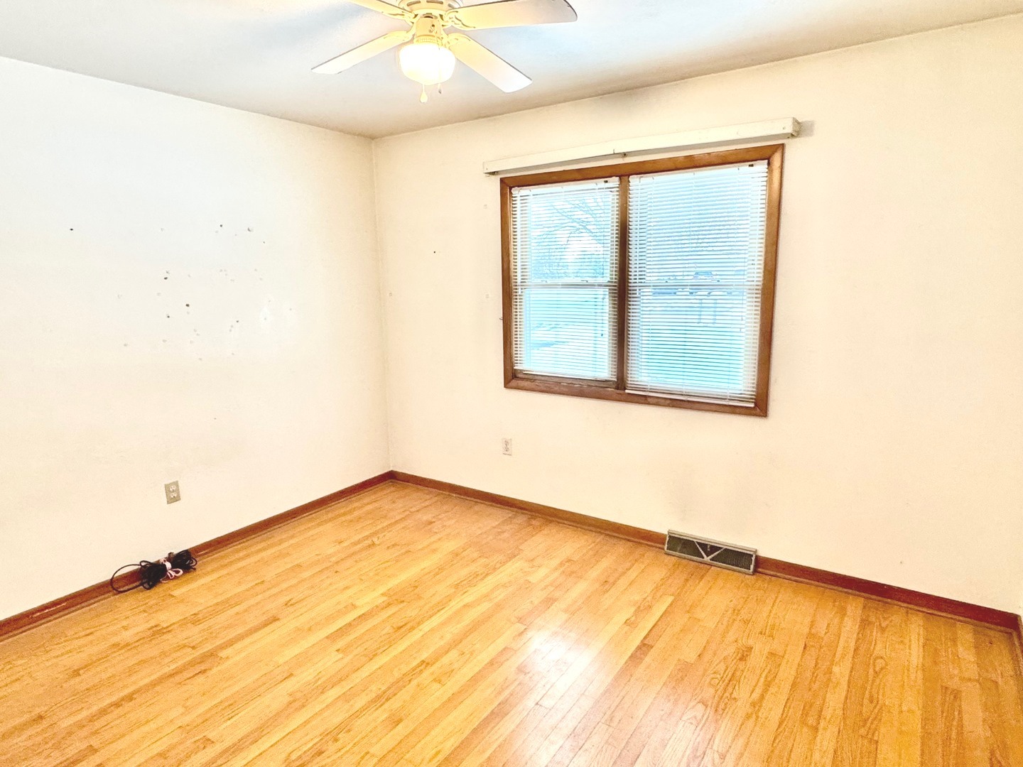 219 William Street New Lenox, IL 60451 - Photo 17 of 29 an empty room with a window