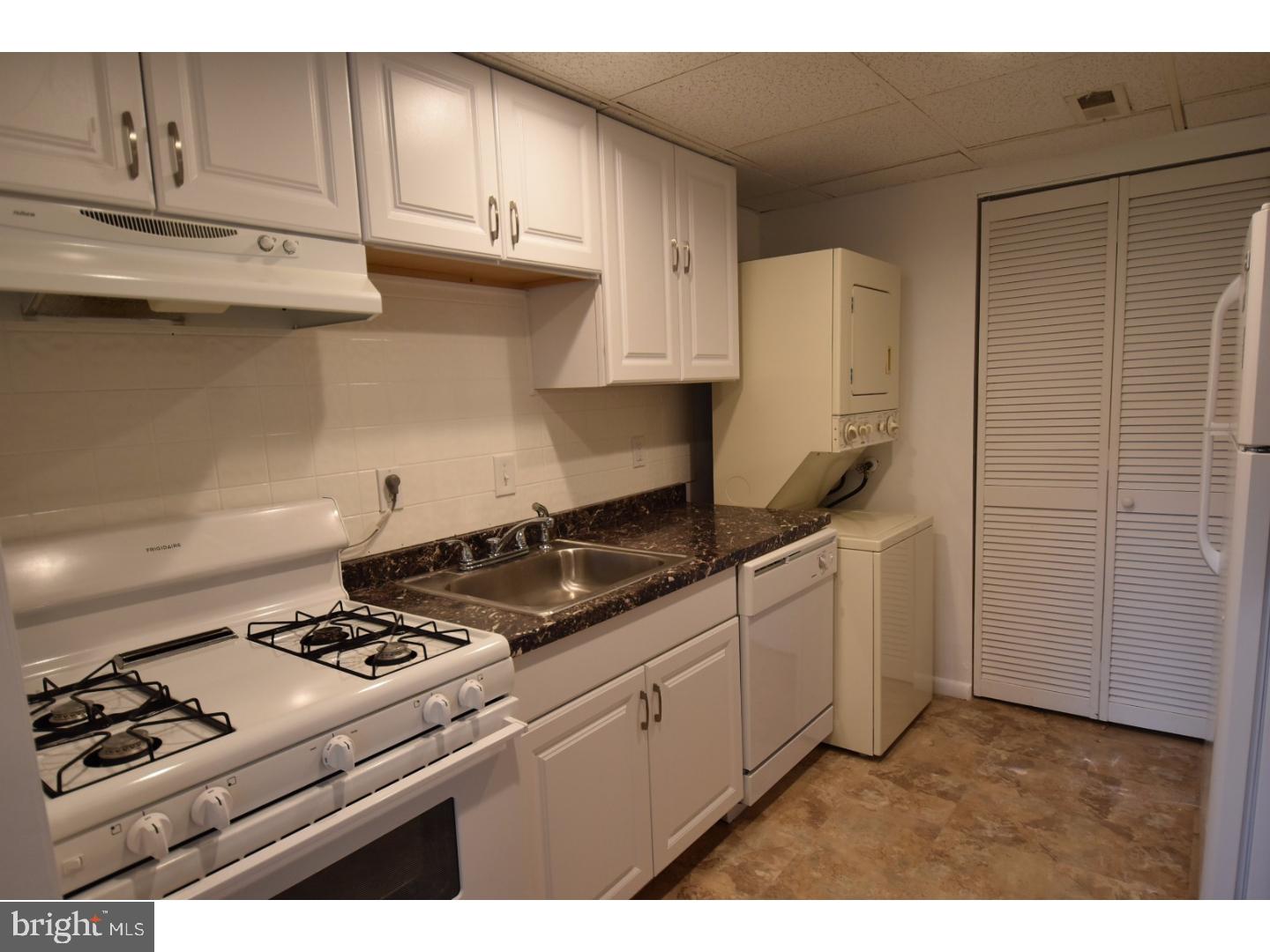 2900 State Hill Road, Unit I2 Wyomissing, PA 19610 - Photo 3 of 17 Kitchen