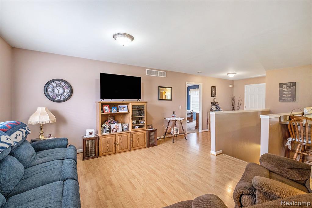 701 Chase Lake Road Howell, MI 48855 - Photo 6 of 28