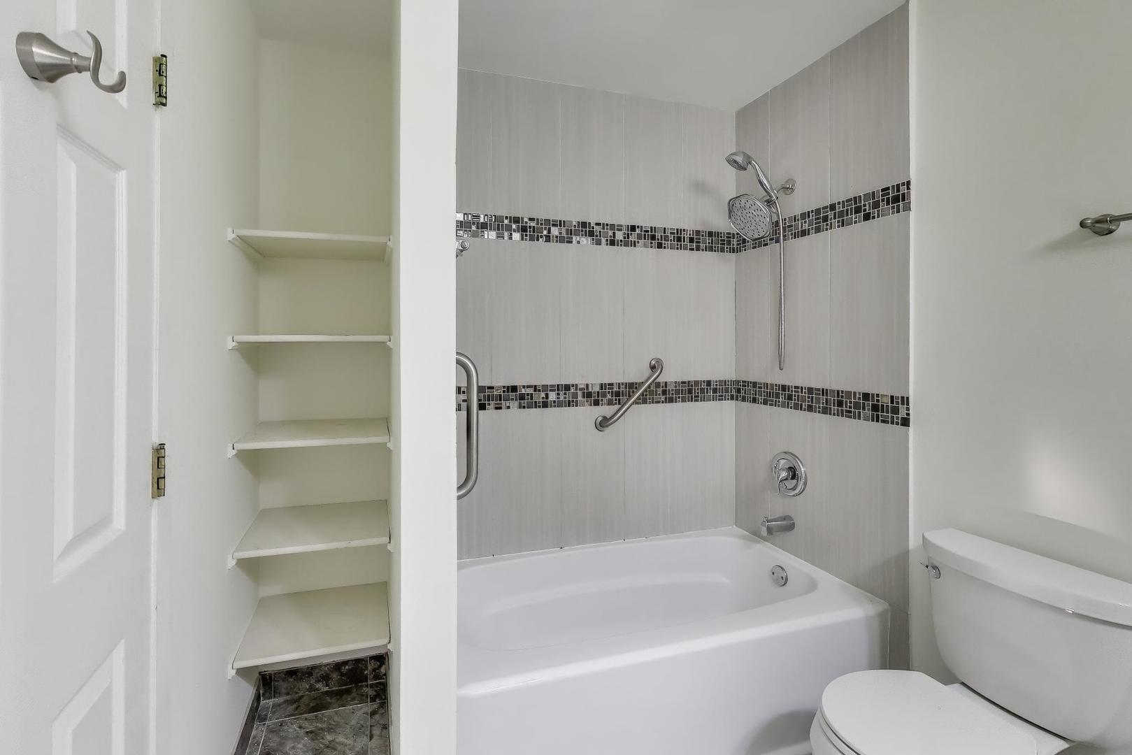 637 Bridgeview Point Schaumburg, IL 60194 - Photo 17 of 28 a bathroom with a toilet and a bathtub