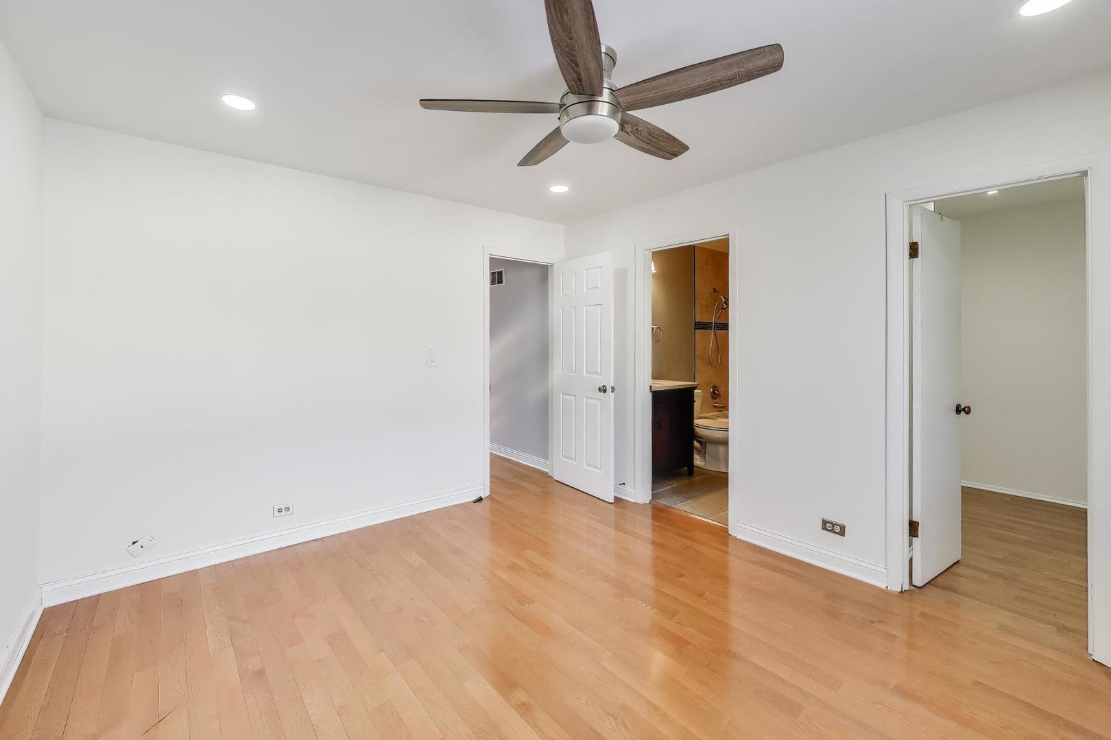 637 Bridgeview Point Schaumburg, IL 60194 - Photo 19 of 28 an empty room with closet and a ceiling fan