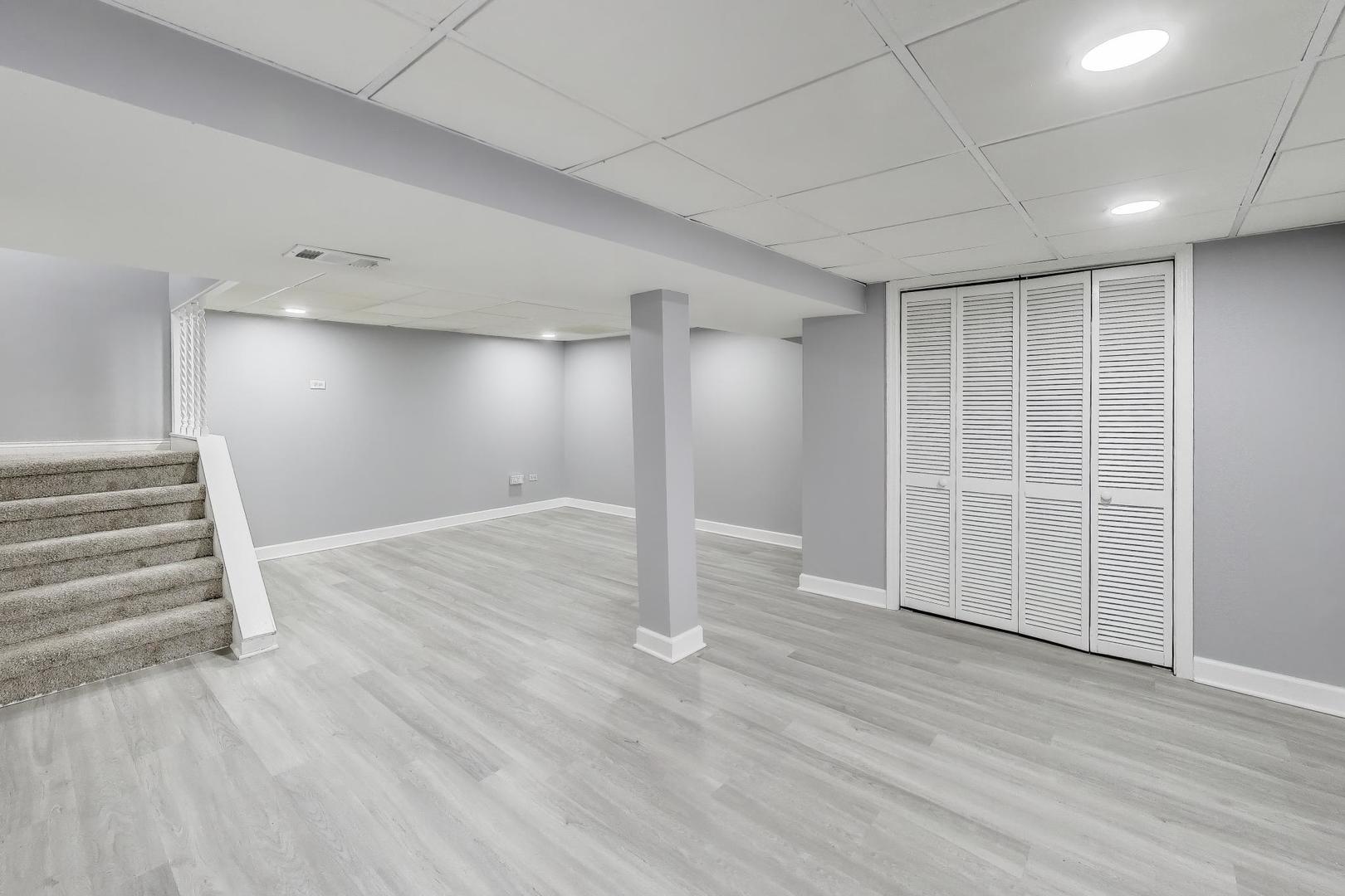 637 Bridgeview Point Schaumburg, IL 60194 - Photo 24 of 28 an empty room with wooden floor and white walls