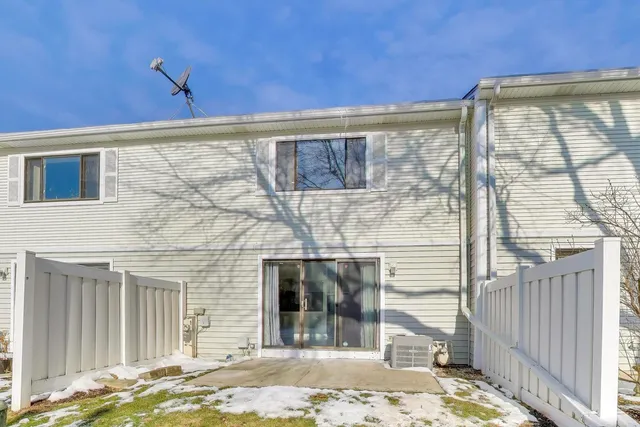 $335,000 | 637 Bridgeview Point, Schaumburg, IL 60194