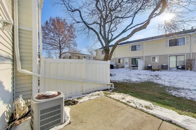 $335,000 | 637 Bridgeview Point, Schaumburg, IL 60194