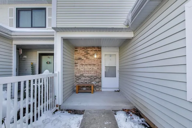 $335,000 | 637 Bridgeview Point, Schaumburg, IL 60194