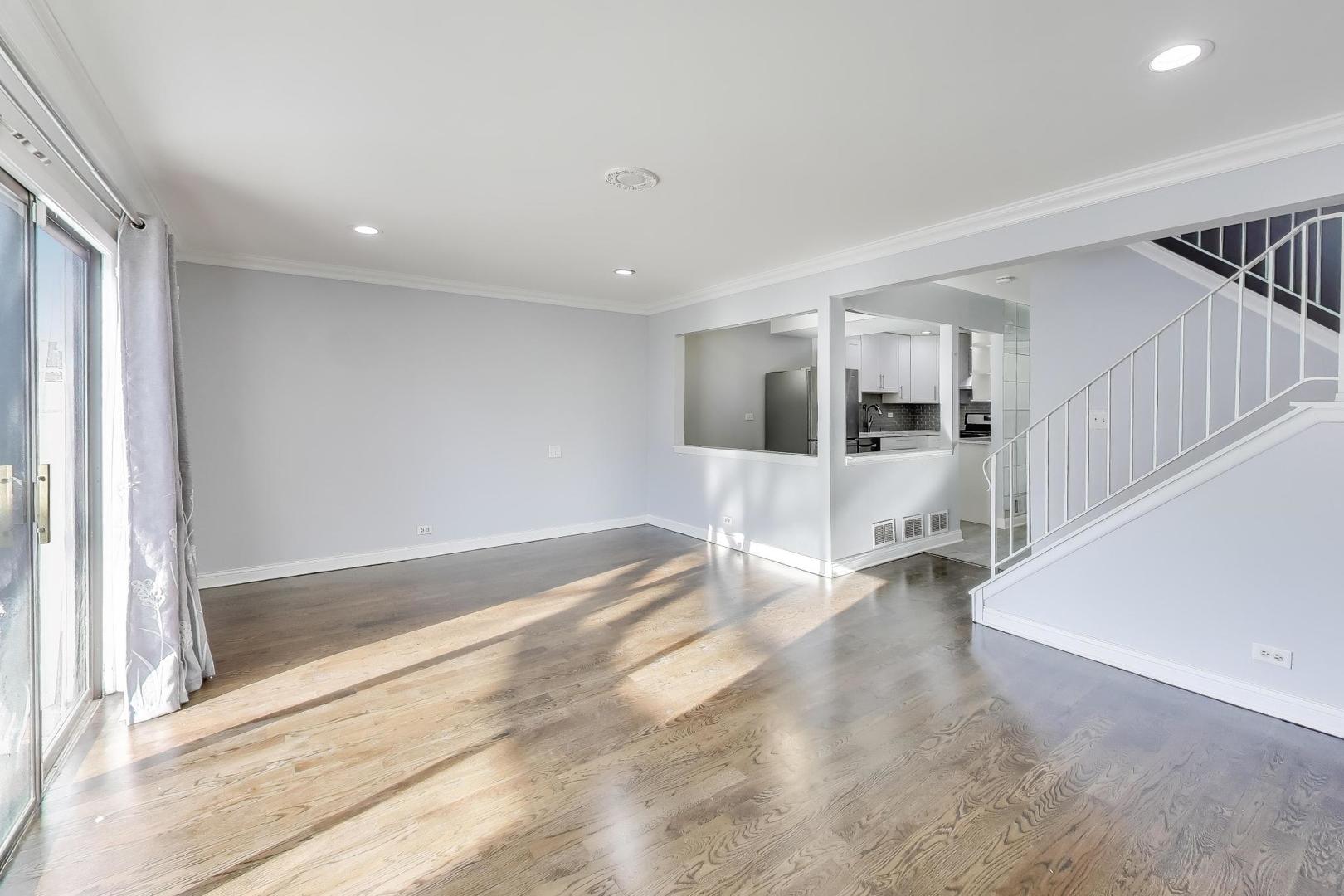637 Bridgeview Point Schaumburg, IL 60194 - Photo 5 of 28 a view of a living room and a balcony