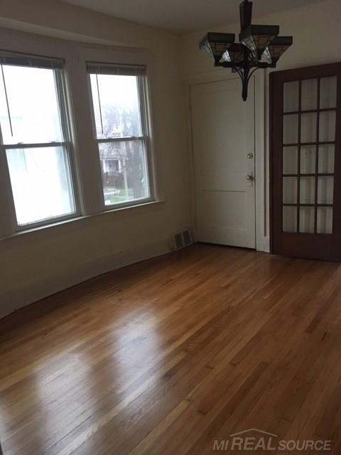 1050 Wayburn Street Grosse Pointe, MI 48230 - Photo 8 of 27