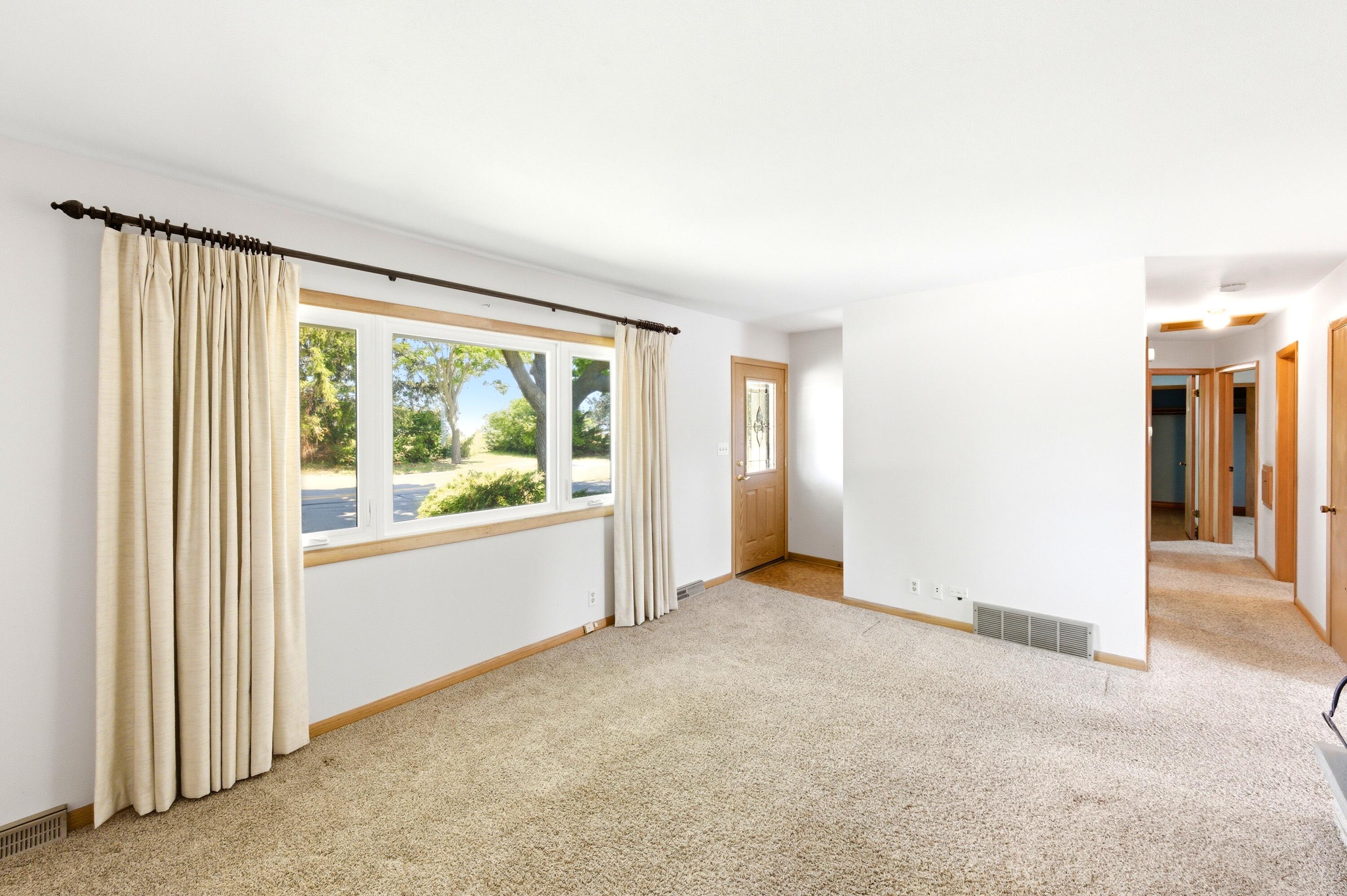 3520 Knoll Place Racine, WI 53403 - Photo 5 of 32 Living Room