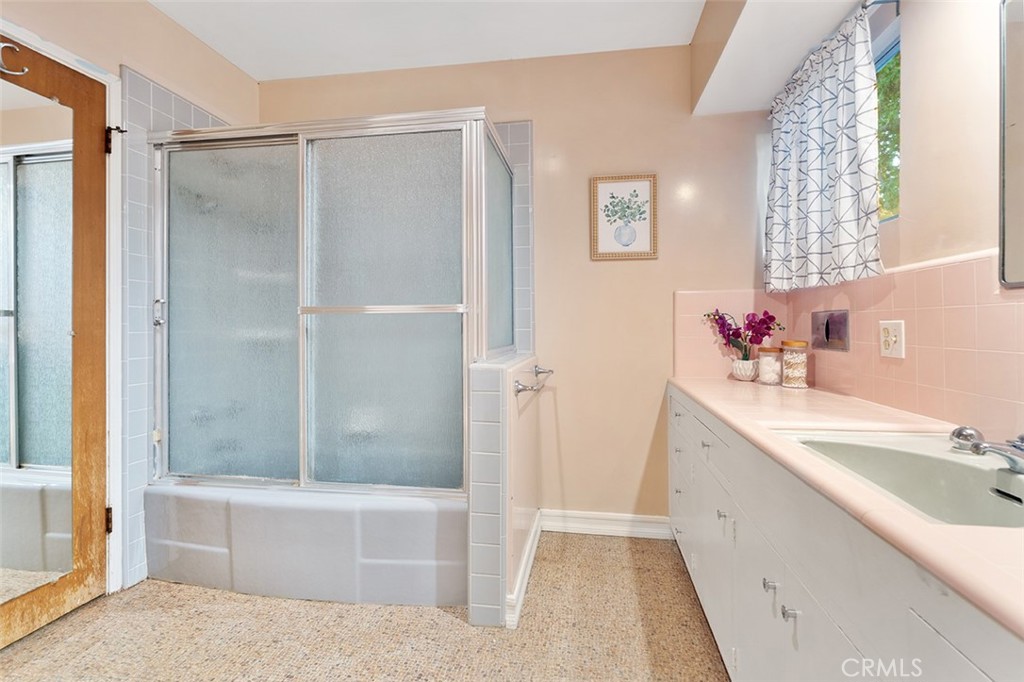 1940 Arroyo Drive Riverside, CA 92506 - Photo 32 of 50 Full bathroom adjacent to the primary bedroom that has a point of access from the hallway.