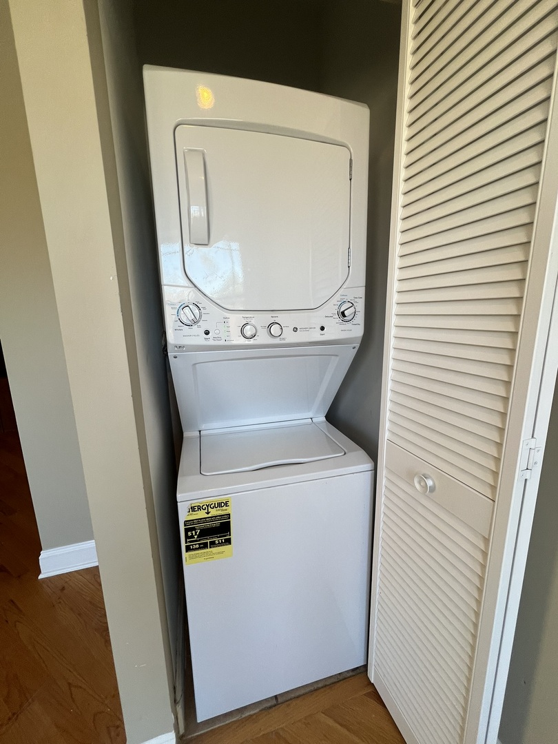 911 Maple Avenue, Unit 3N Evanston, IL 60202 - Photo 14 of 18 a utility room with dryer and washer