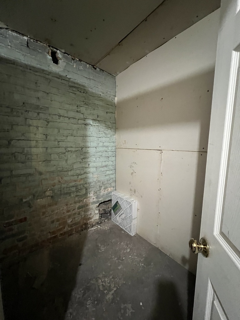 911 Maple Avenue, Unit 3N Evanston, IL 60202 - Photo 18 of 18 a bathroom with a shower
