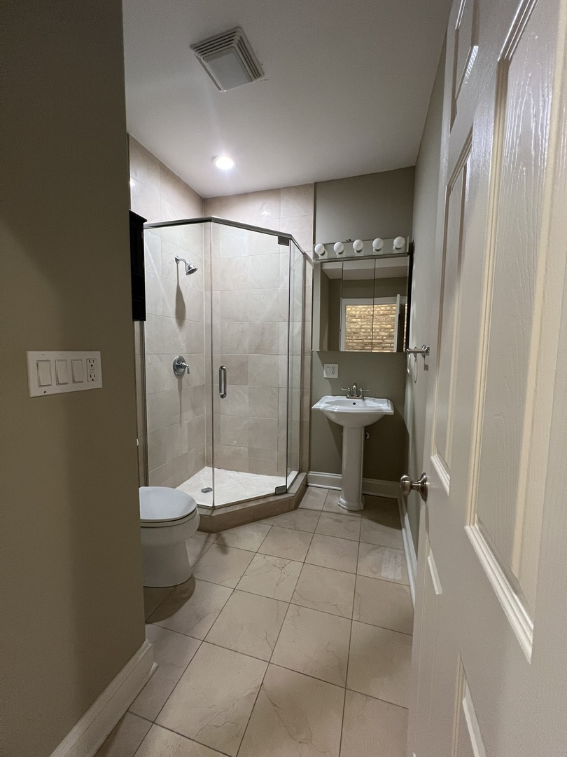 911 Maple Avenue, Unit 3N Evanston, IL 60202 - Photo 8 of 18 a bathroom with a shower and a sink