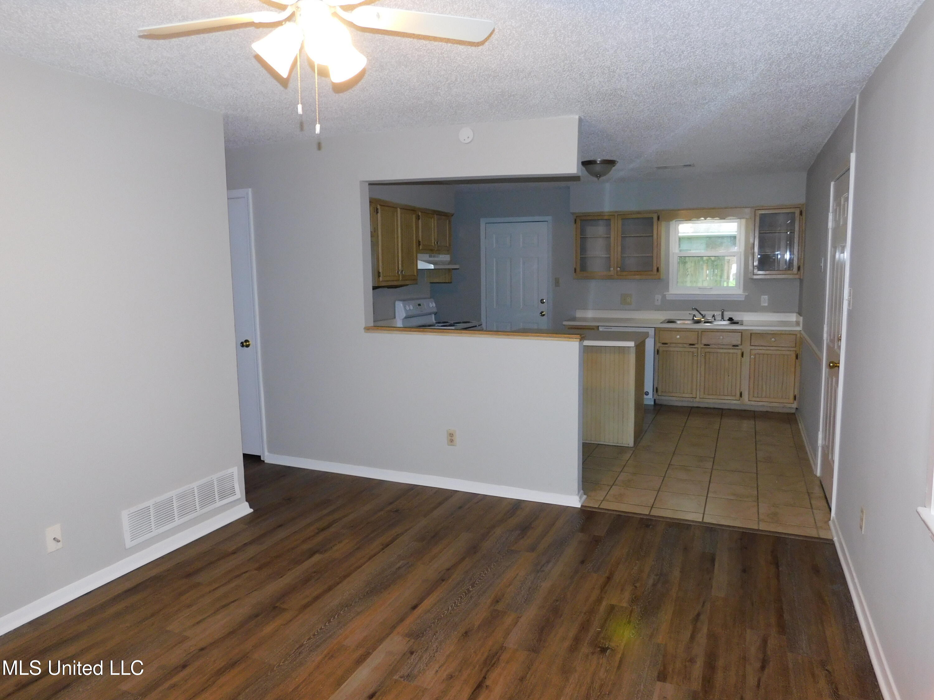 6455 Heather Road Horn Lake, MS 38637 - Photo 2 of 10 DSCN1419