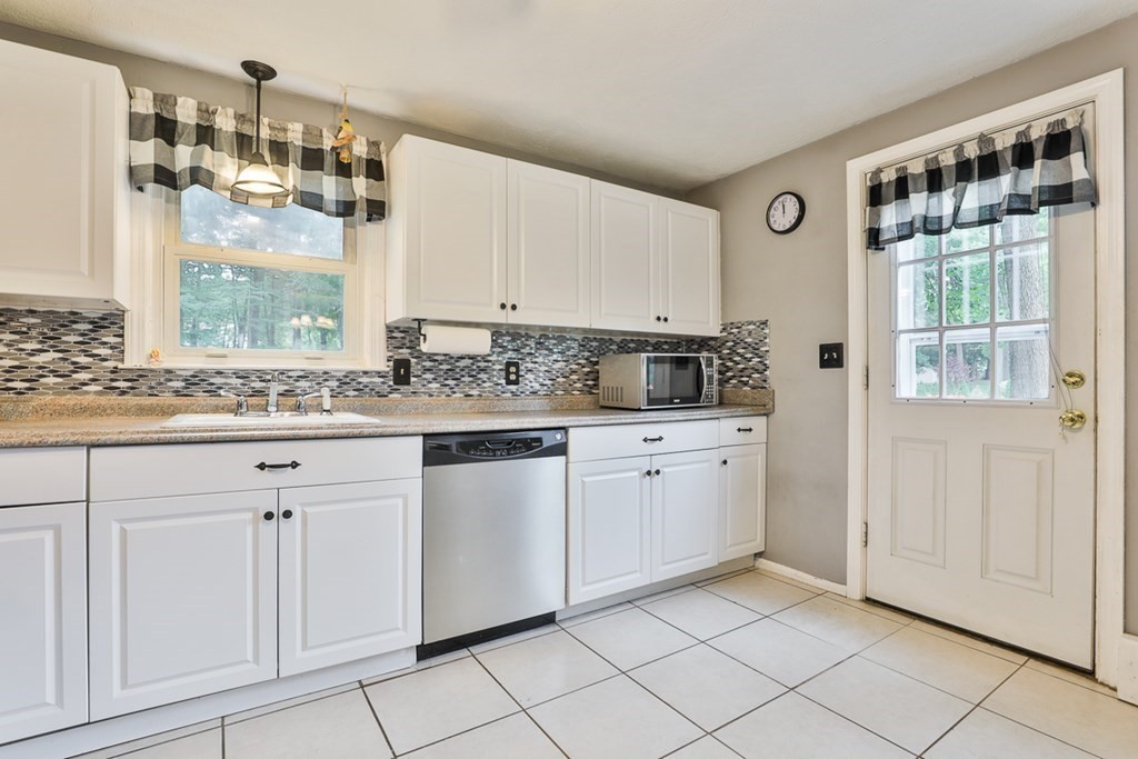 49 Tower Farm Road Billerica, MA 01821 - Photo 8 of 34