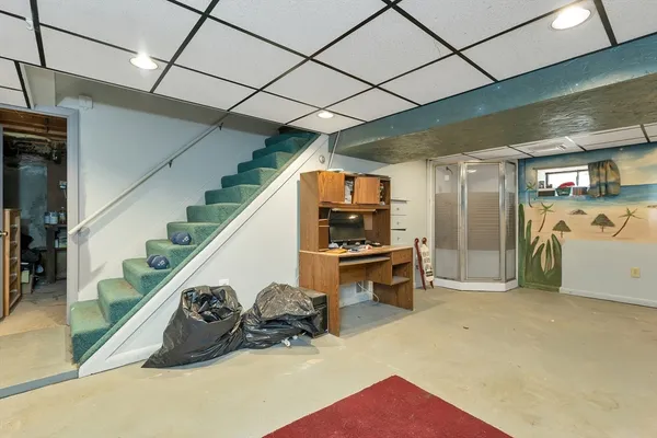 a view of entryway and kitchen