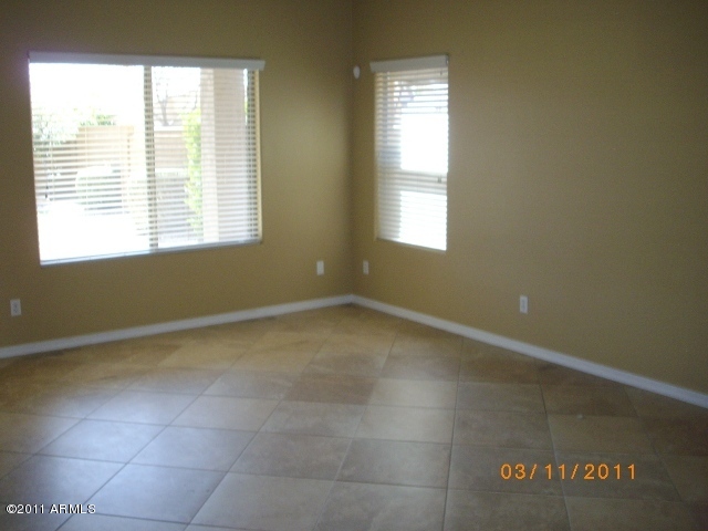 2027 West Kathleen Road Phoenix, AZ 85023 - Photo 4 of 18 Family room