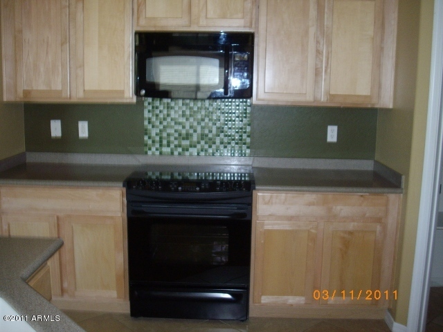 2027 West Kathleen Road Phoenix, AZ 85023 - Photo 6 of 18 Kitchen