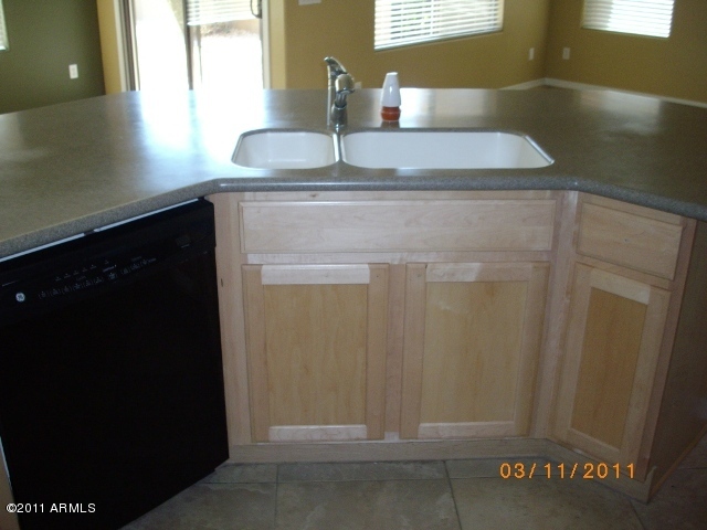 2027 West Kathleen Road Phoenix, AZ 85023 - Photo 8 of 18 Kitchen
