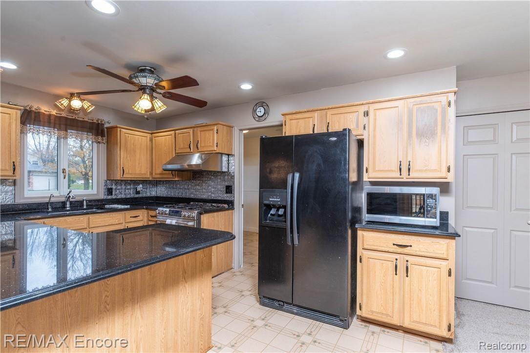 5393 Copley Square Road Grand Blanc, MI 48439 - Photo 7 of 22 Lots of storage!