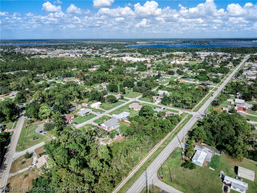 3308 Thunderbird Road Sebring, FL 33872 - Photo 5 of 6 a view of a garden from a balcony