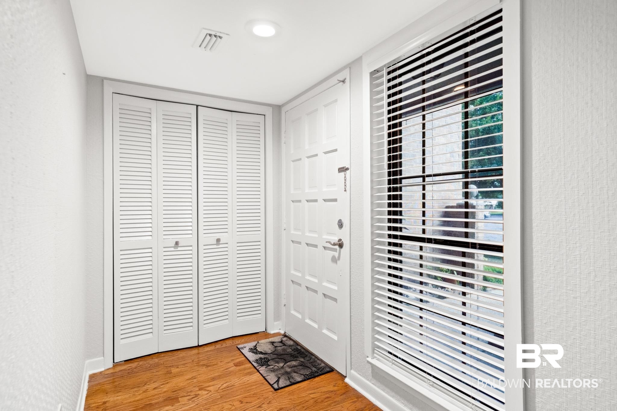 2901 Grant Street, Unit 802 Mobile, AL 36606 - Photo 5 of 37 Entrance foyer with light hardwood / wood-style flooring