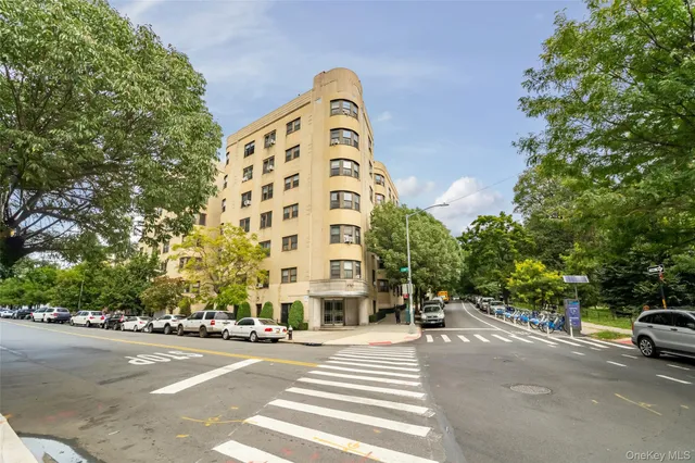 $359,000 | 190 East Mosholu Parkway South, Unit 3C | Bedford Park