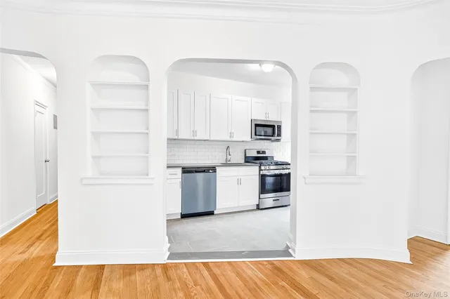 $359,000 | 190 East Mosholu Parkway South, Unit 3C | Bedford Park