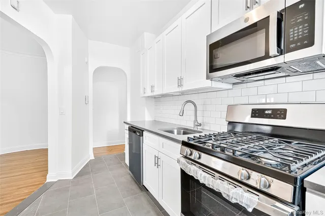 $359,000 | 190 East Mosholu Parkway South, Unit 3C | Bedford Park