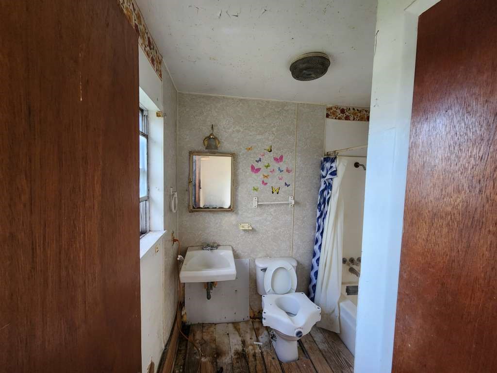 709 Avenue F Sinton, TX 78387 - Photo 3 of 9