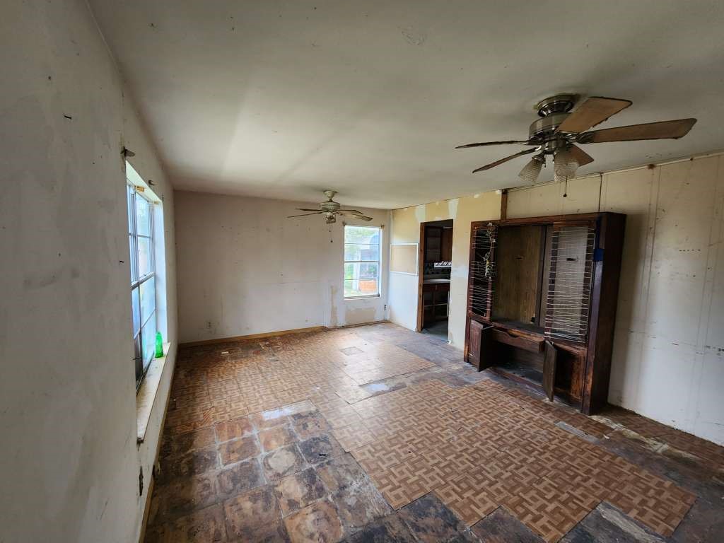 709 Avenue F Sinton, TX 78387 - Photo 4 of 9