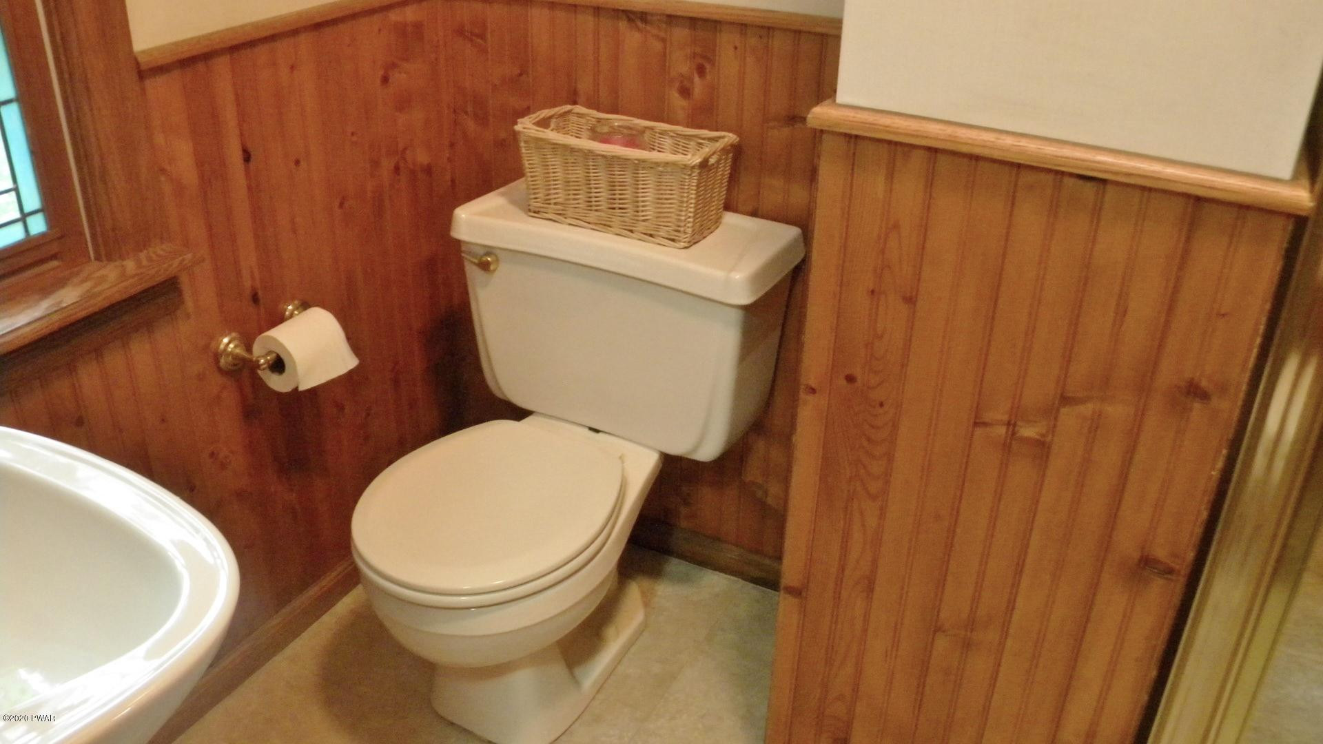 405 Sawmill Road Greentown, PA 18426 - Photo 29 of 61 22-Bathroom