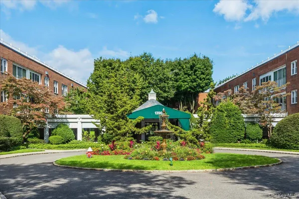$515,000 | 1390 Broadway, Unit 222, Hewlett, NY 11557