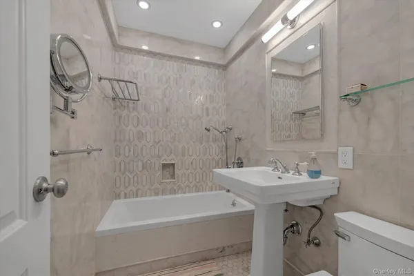 $515,000 | 1390 Broadway, Unit 222, Hewlett, NY 11557