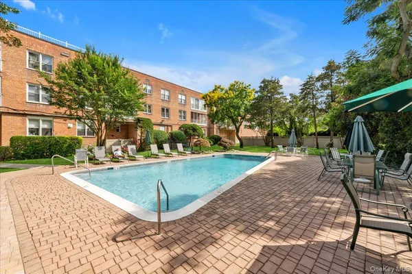 $515,000 | 1390 Broadway, Unit 222, Hewlett, NY 11557