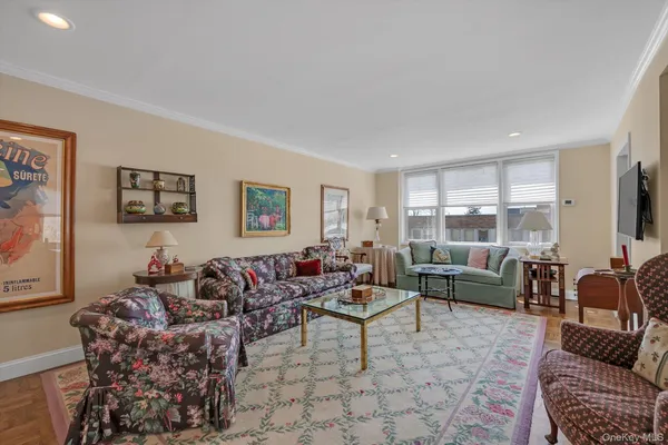 $515,000 | 1390 Broadway, Unit 222, Hewlett, NY 11557