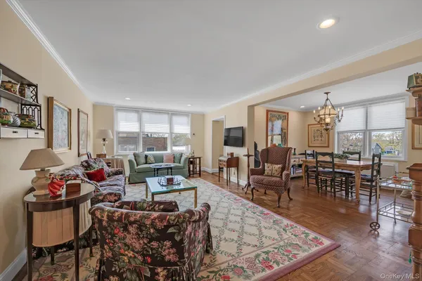 $515,000 | 1390 Broadway, Unit 222, Hewlett, NY 11557