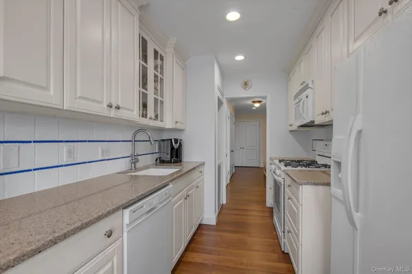 $515,000 | 1390 Broadway, Unit 222, Hewlett, NY 11557