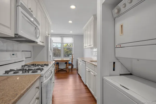 $515,000 | 1390 Broadway, Unit 222, Hewlett, NY 11557